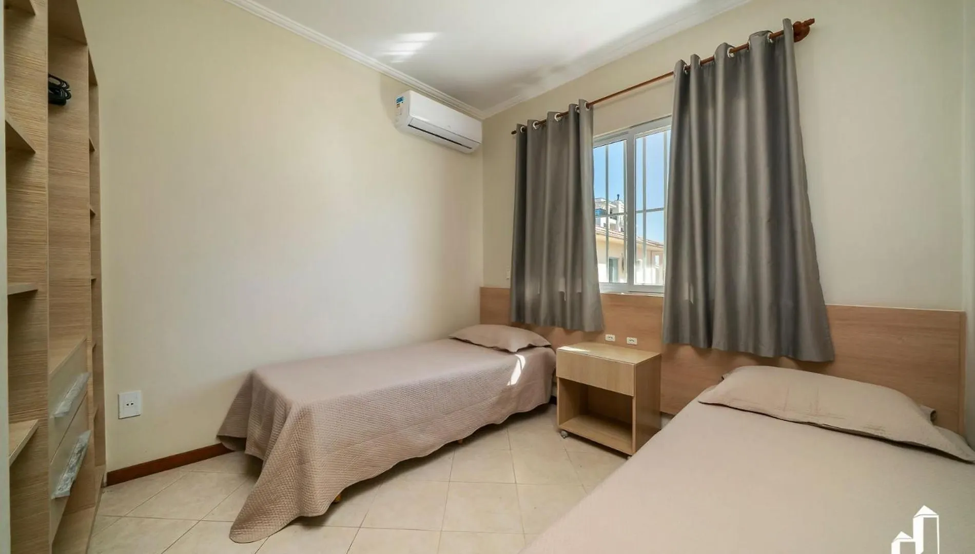 Apartamento com 02 dormitórios aqui é só trazer as malas e aproveitar as férias Bombinhas 0*,
