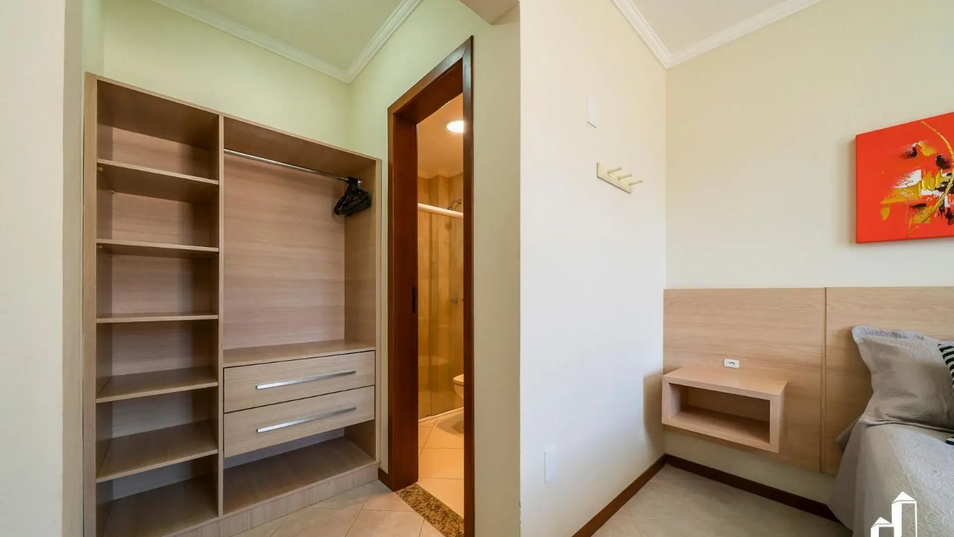 Apartamento com 02 dormitórios aqui é só trazer as malas e aproveitar as férias Bombinhas 0*,  Brasil