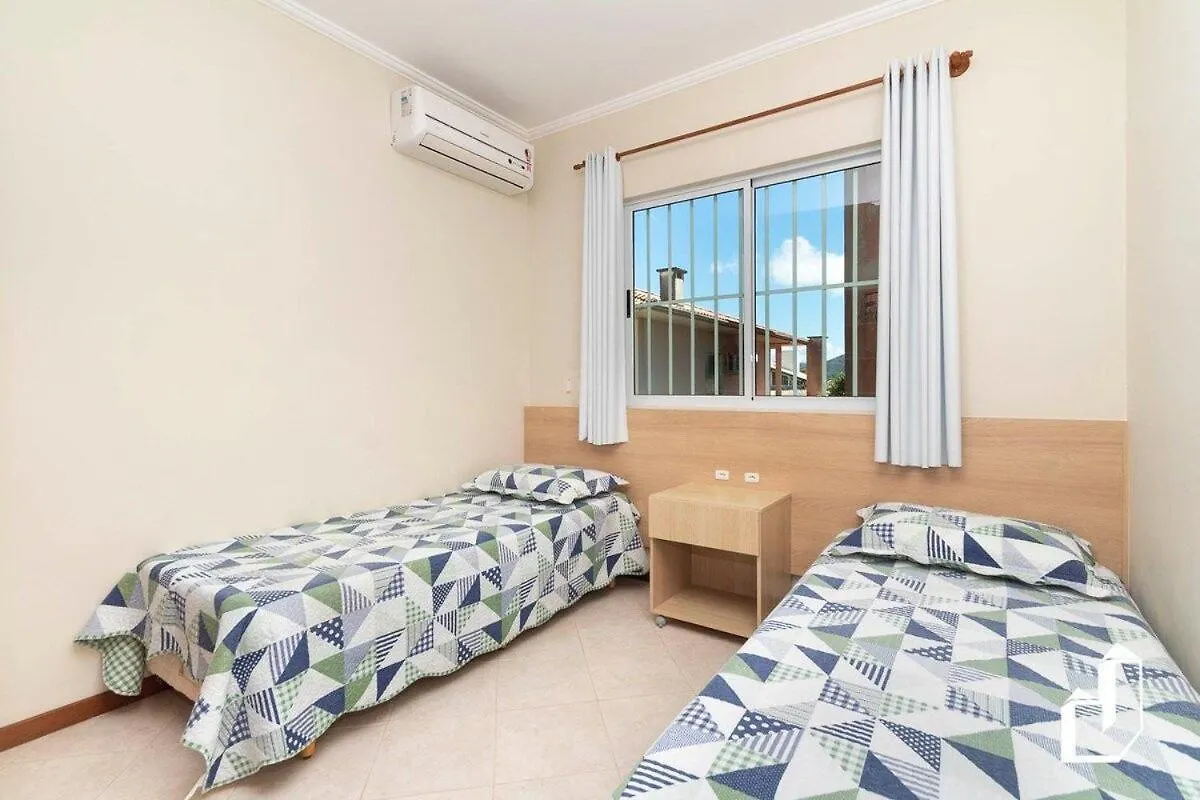 Apartamento Com 02 Dormitorios Aqui E So Trazer As Malas E Aproveitar As Ferias Bombinhas