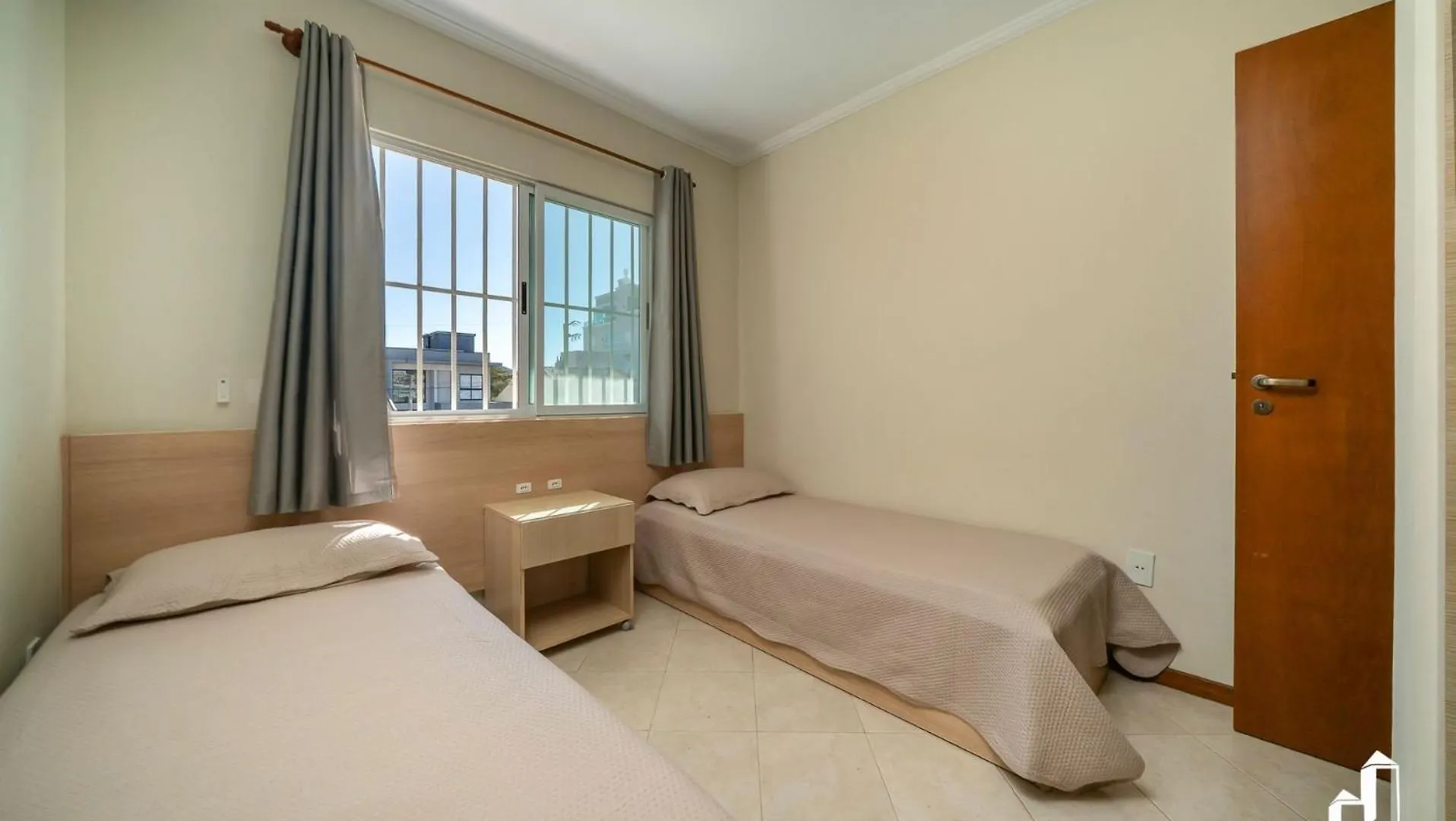 Apartamento Com 02 Dormitorios Aqui E So Trazer As Malas E Aproveitar As Ferias Bombinhas